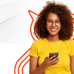 Mulher negra de óculos consultado o celular sobre a estratégia Social Selling.