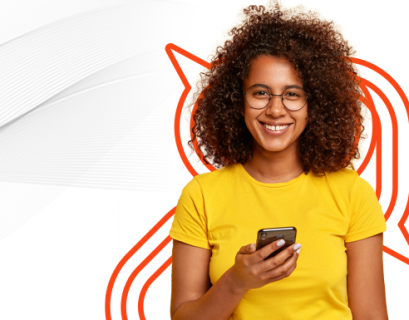 Mulher negra de óculos consultado o celular sobre a estratégia Social Selling.