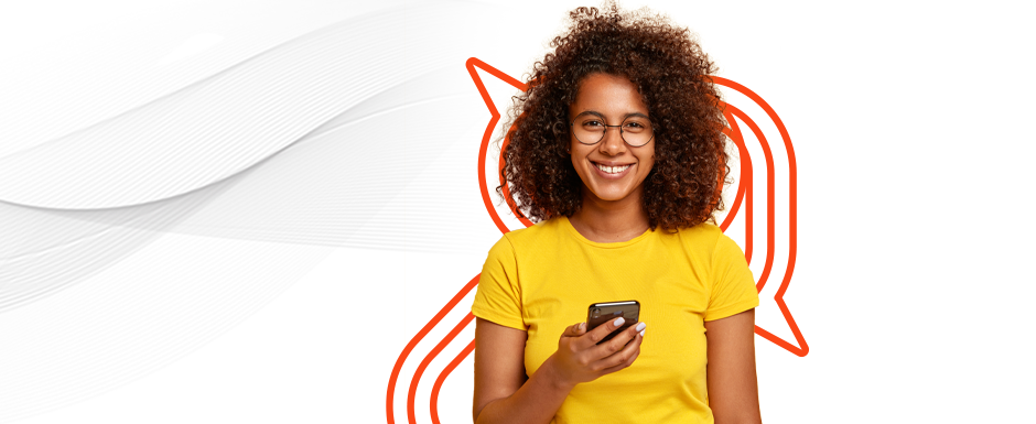 Mulher negra de óculos consultado o celular sobre a estratégia Social Selling.