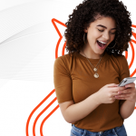 Mulher manuseando seu celular com expressão alegre demonstrando sua satisfação e o sentimento de ter tudo no mesmo ambiente por conta de uma estratégia de marketing digital e mídias sociais bem elaborada.