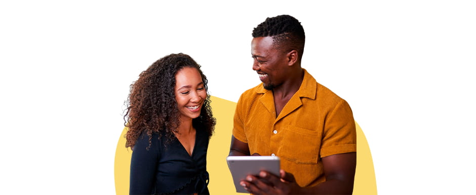 Imagem de duas pessoas sorrindo e segurando um tablet